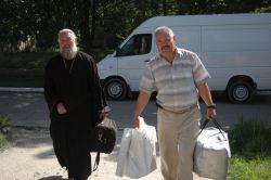 20 мая, в воскресенье, мы встречали часть скатерти семьи Царственных Страстотерпцев, которую передали нашему приходу из Екатеринбургской епархии