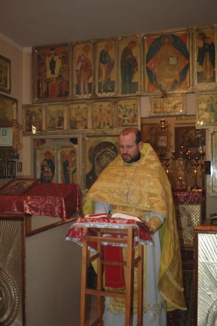 Божественную литургию в Свято-Дмитриевском храме совершил иерей Валерий Сацык, настоятель Крестовоздвиженского храма (с. Крестовка).