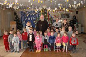 9 января наш настоятель протоиерей Иоанн Канинец посетил детский сад-ясли «Солнышко», поздравил детей с праздником Рождества Христова и подарил всем подарки.