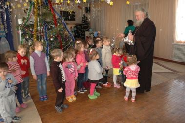 9 января наш настоятель протоиерей Иоанн Канинец посетил детский сад-ясли «Солнышко», поздравил детей с праздником Рождества Христова и подарил всем подарки.