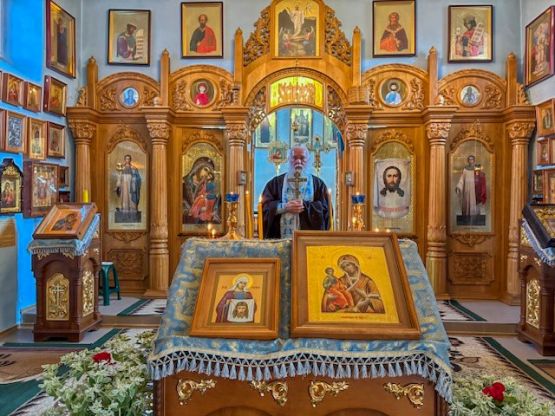 День чествования иконы Божией Матери «Троеручица»