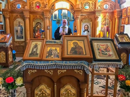 Молебное пение у святынь