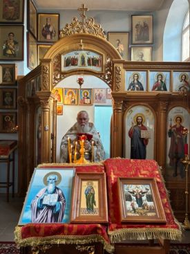 Божественная Литургия в день чествования иконы Божией Матери "Азовская" и преставление апостола и евангелиста Иоанна Богослова