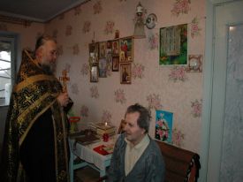 отец Иоанн исповедовал и приобщал святых Христовых Таин больных и немощных прихожан на дому