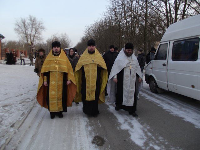 Прием прихожанами Свято-Димитриевского храма паломников.