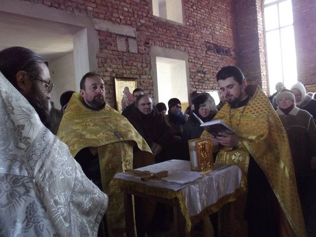 Прием прихожанами Свято-Димитриевского храма паломников.