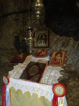 Освящение икон в пещере Апокалипсиса