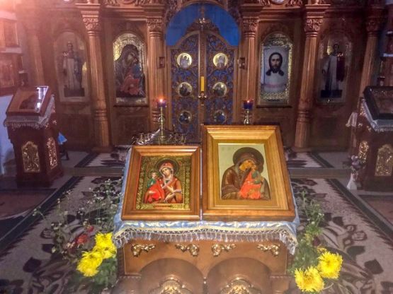 День чествования иконы Божией Матери «Троеручица»