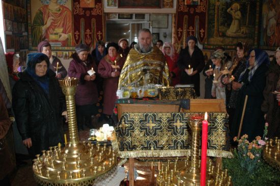 В Свято-Дмитриевском храме настоятелем было совершено таинство елеосвящения